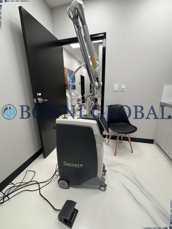 Cutera Secret PRO RF microneedling with Co2 Laser